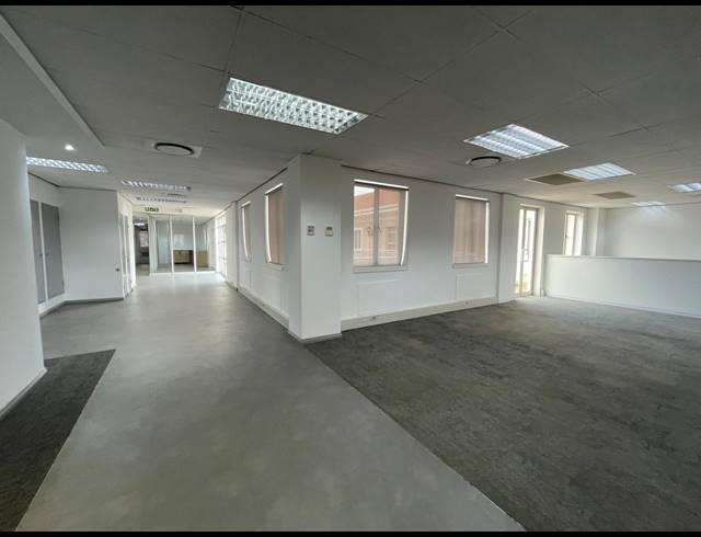 2,422M² OFFICE FOR SALE IN BRYANSTON